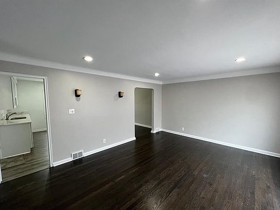 3rd image of 21534 Moross Rd