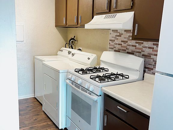4th image of 19323 Oakwood Ave #19323