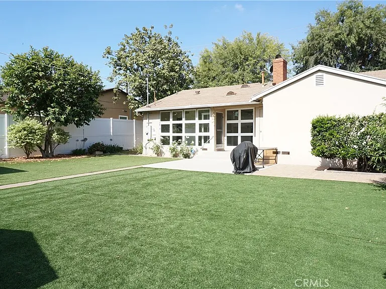 5540 Balboa Blvd — Photo 2