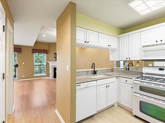 3rd image of 404 Clarendon Ct