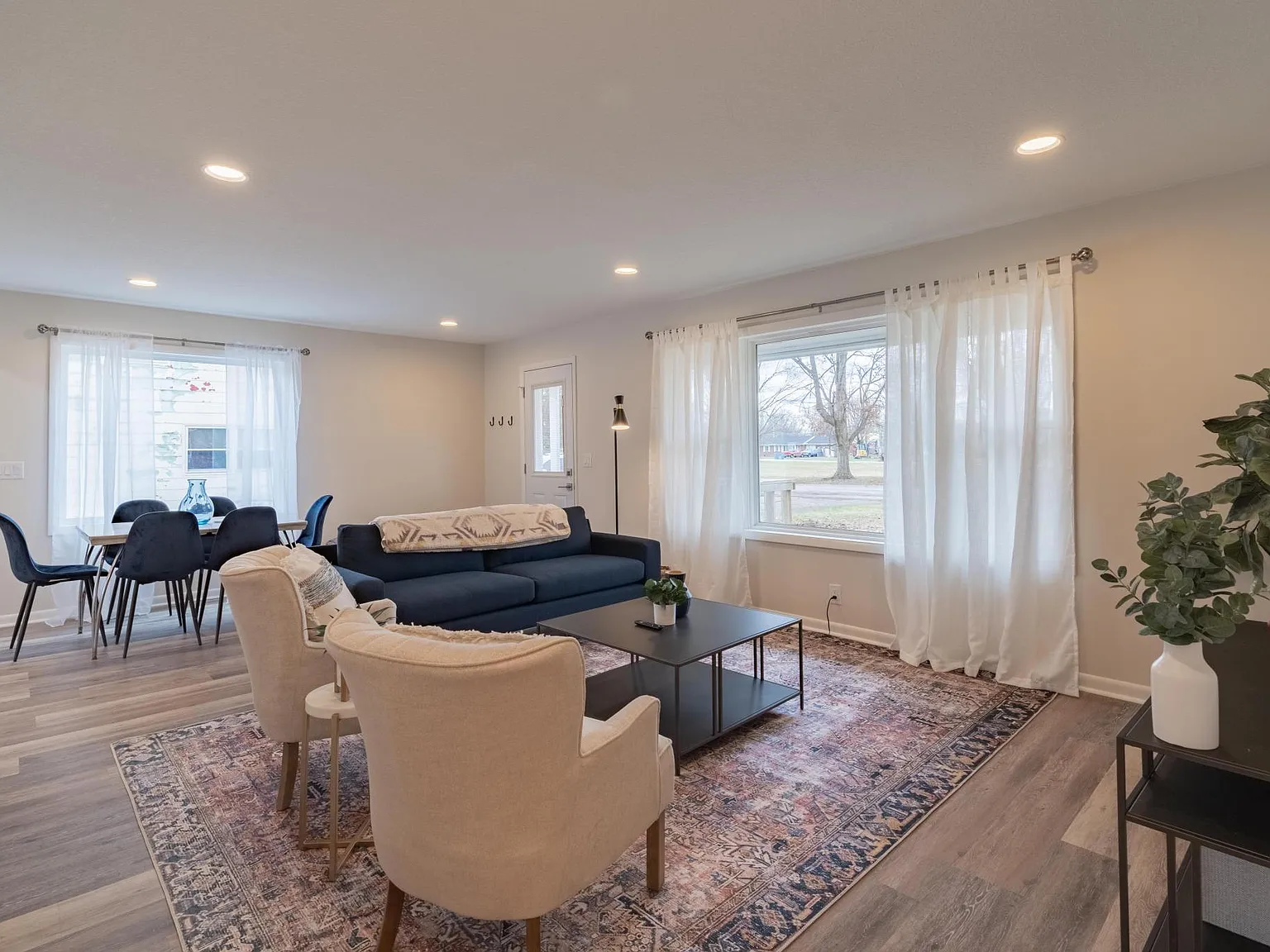 3 bed, 1200 sqft, $2,550 — Photo 4