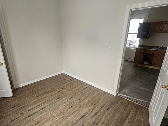 4th image of 31 Isabella Ave #1