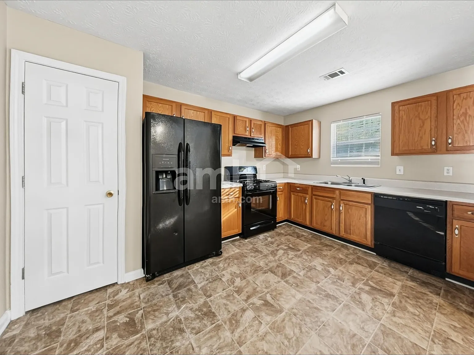 3 bed, 2.5 bath, 1132 sqft, $1,960 — Photo 4