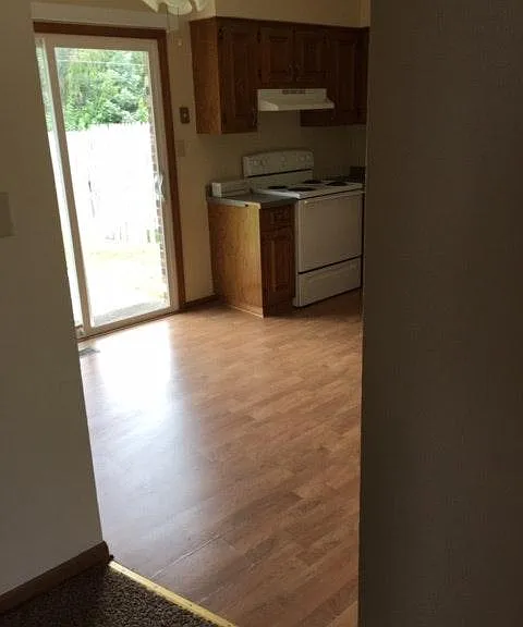 Laminate floor in eat-in kitchen