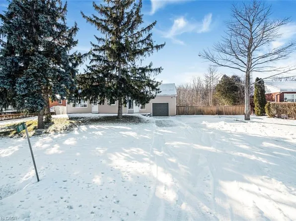 100 Green Mountain Rd E, Hamilton, ON L8J 2W4