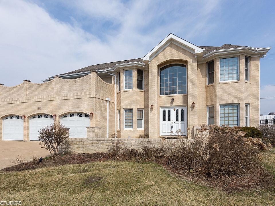 1st image of 212 Rosewood Ct