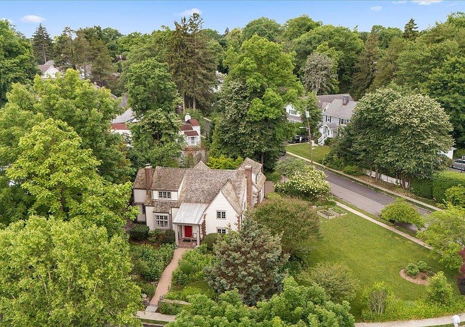 1st image of 47 W Brookside Drive