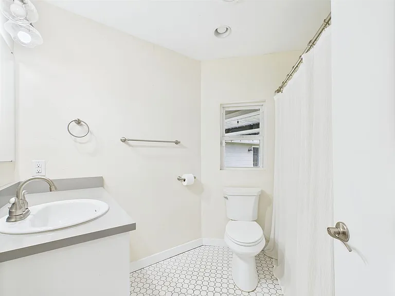 409 S Pear St — Photo 11