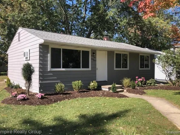 2997 Woodlawn St, Walled Lake, MI 48390