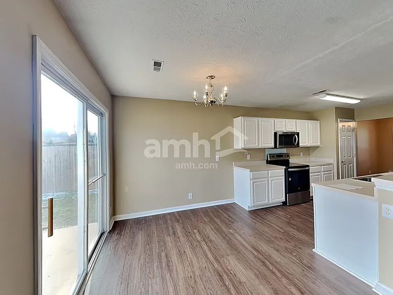 4060 Longfellow Dr — Photo 5