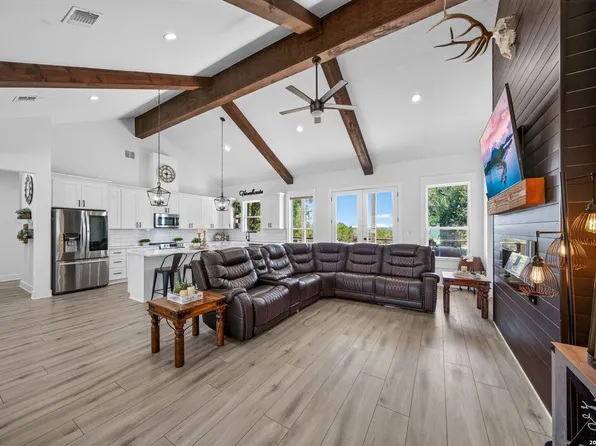 335 SADDLE MOUNTAIN DR, Boerne, TX 78006