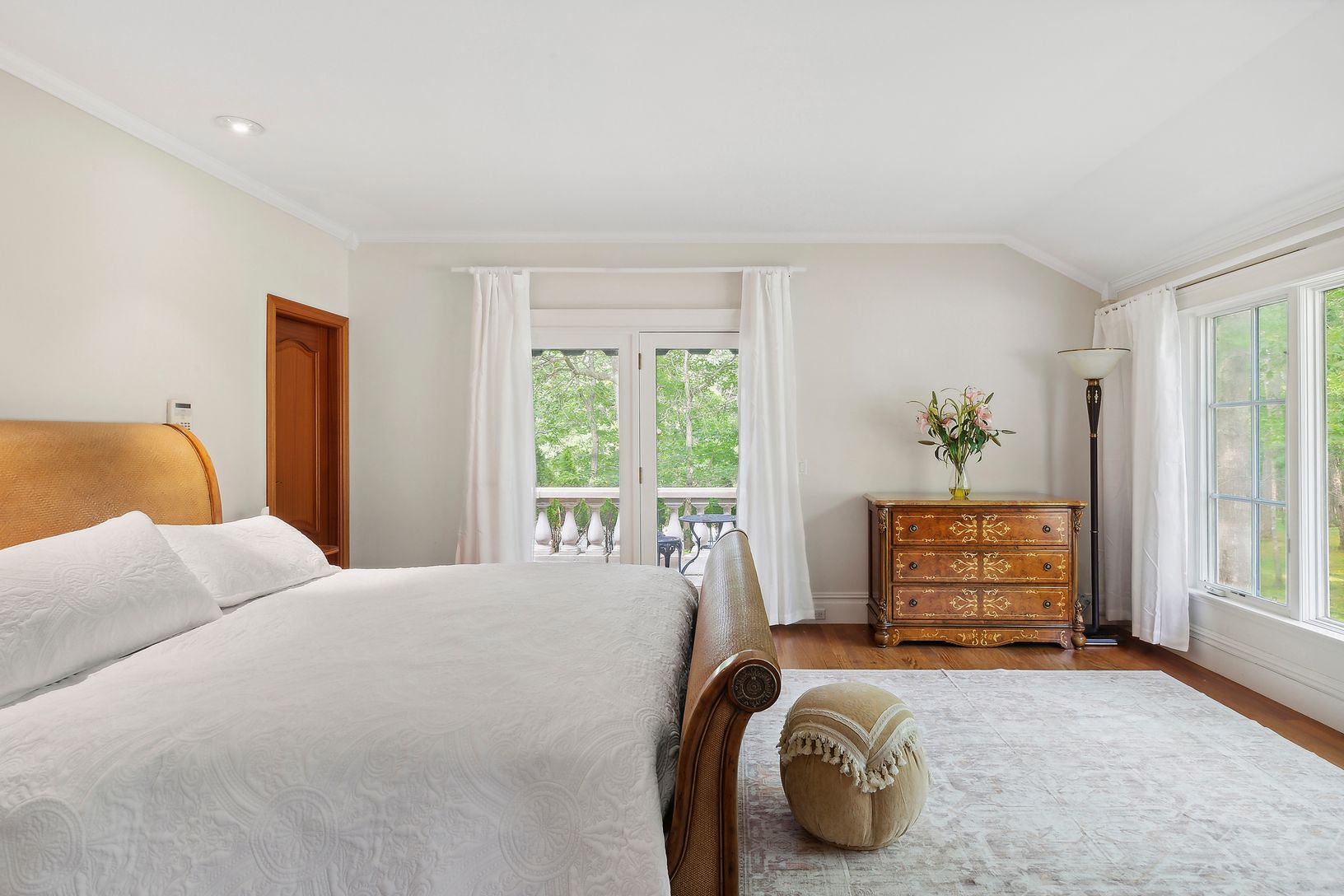  Primary bedroom ensuite / Main floor