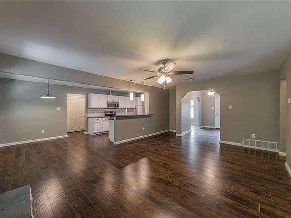 2nd image of 5553 Meadow Oak St