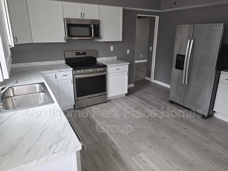 3 bed, 1.5 bath, 1100 sqft, $1,700 — Photo 2