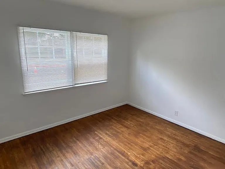602 S Dunsmuir Ave — Photo 10