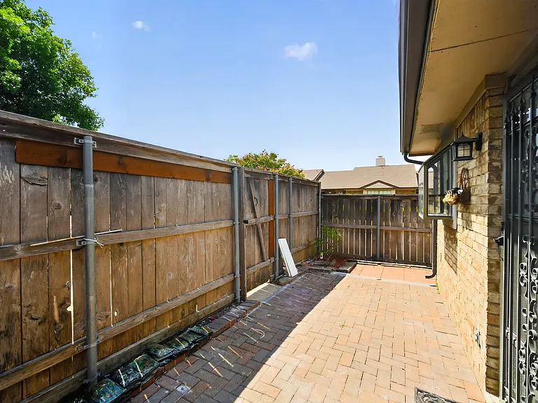 2111 E Belt Line Rd — Photo 30