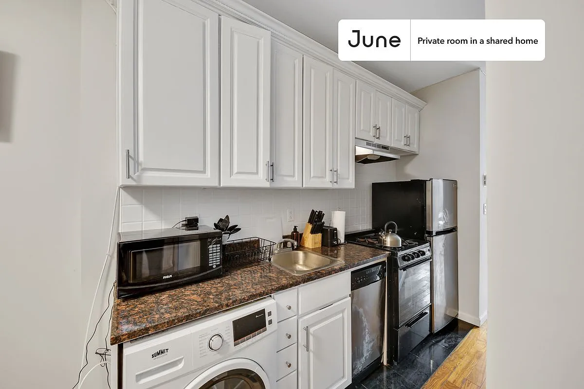 Twin bedroom in 3 bed/1 bath home in Upper West Side #790 C — Photo 3