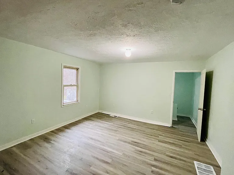 408 McDade Ln — Photo 12