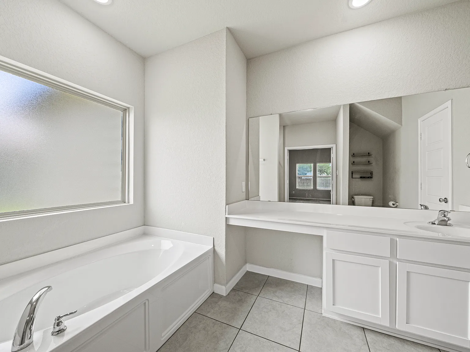 4 bed, 2.5 bath, 2819 sqft, $2,300 — Photo 4