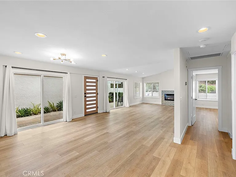 22951 Via Miramar — Photo 8