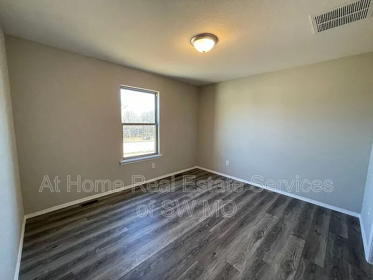 653 S Southgate Dr — Photo 8