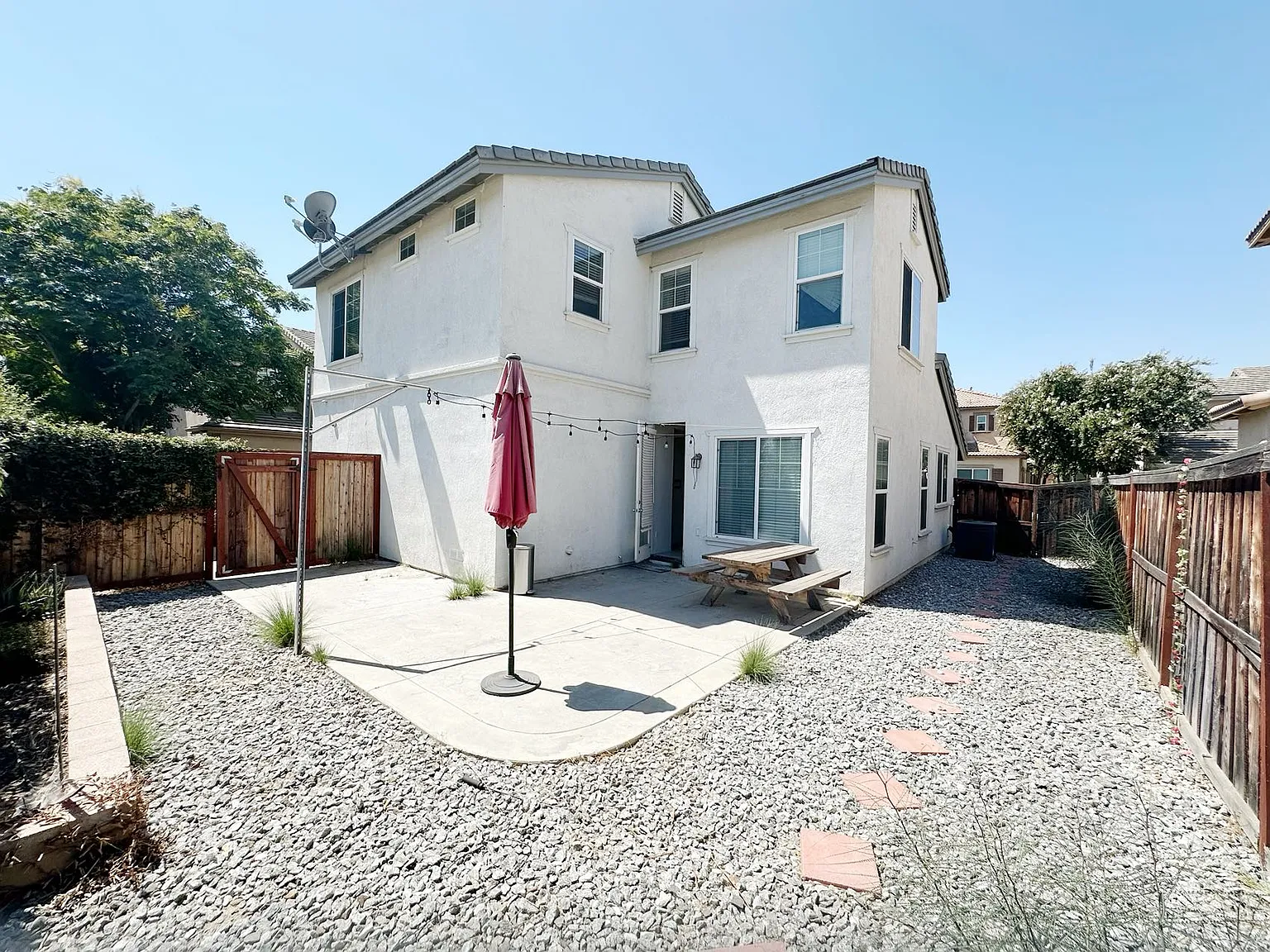 3 bed, 2.5 bath, 1388 sqft, $2,800 — Photo 2