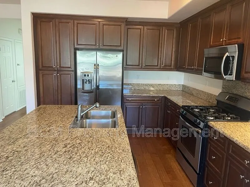 3 bed, 3.0 bath, 1750 sqft, $4,200 — Photo 3