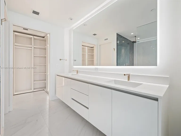 700 NE 24th St #5105 — Photo 9