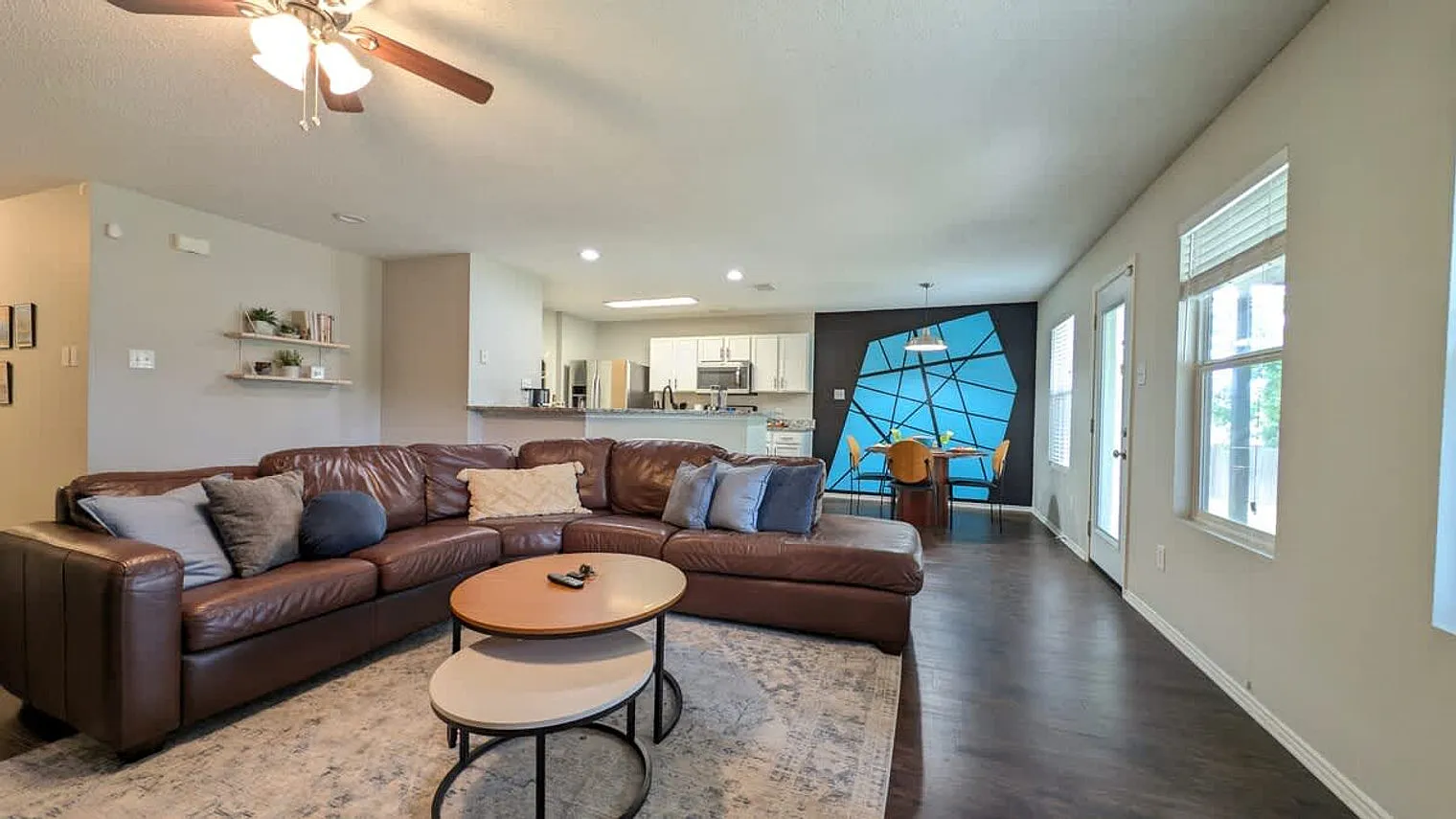 3 bed, 2.0 bath, 1894 sqft, $4,780 — Photo 2