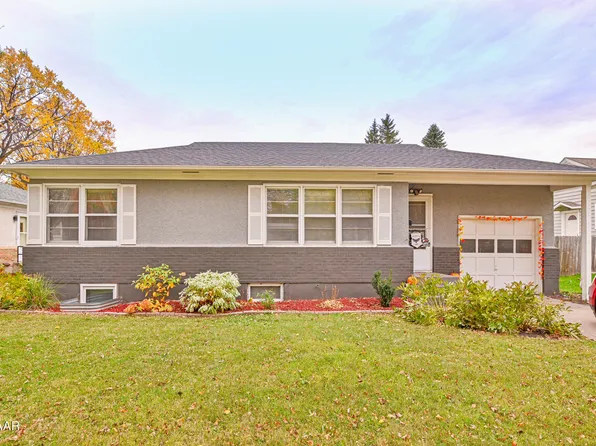 1228 Oak St, Grand Forks, ND 58201
