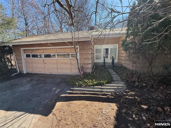 23 Elizabeth Ct, North Haledon, NJ 07508