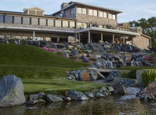 801 N Bluespruce Cir, Hartland, WI 53029