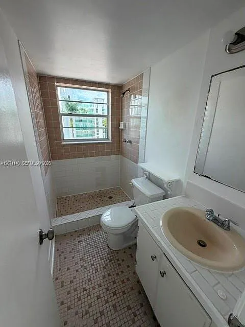 2001 Bay Dr — Photo 3