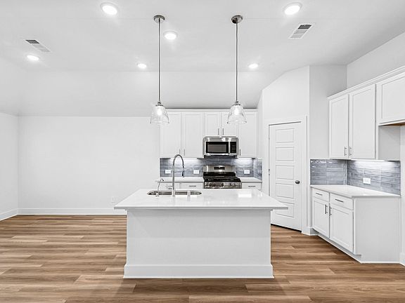 5th image of 715 Michelia St