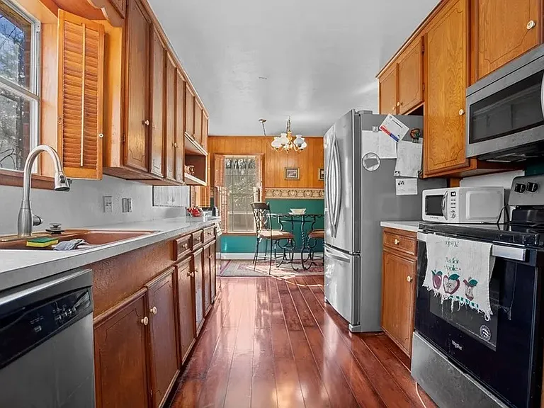 1310 Spring Valley Dr — Photo 5