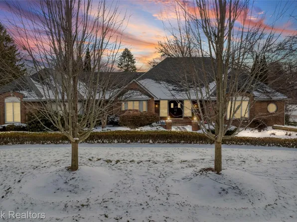 5867 Bravo Ct, Orchard Lake, MI 48324