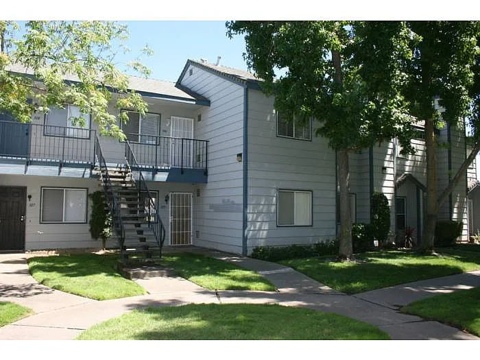 445 Almond Dr APT 105 photo 1