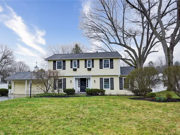 5 Glendower Cir, Pittsford, NY 14534