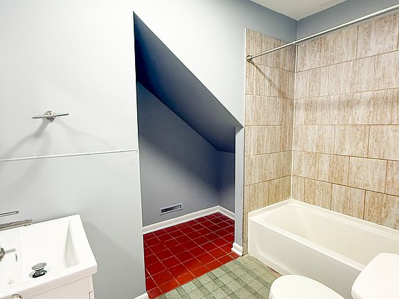 5th image of 146 Hutchinson St #6