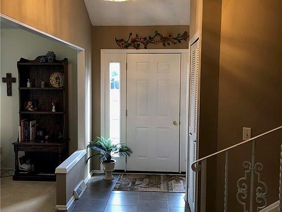 2nd image of 15992 Hawthorne Dr