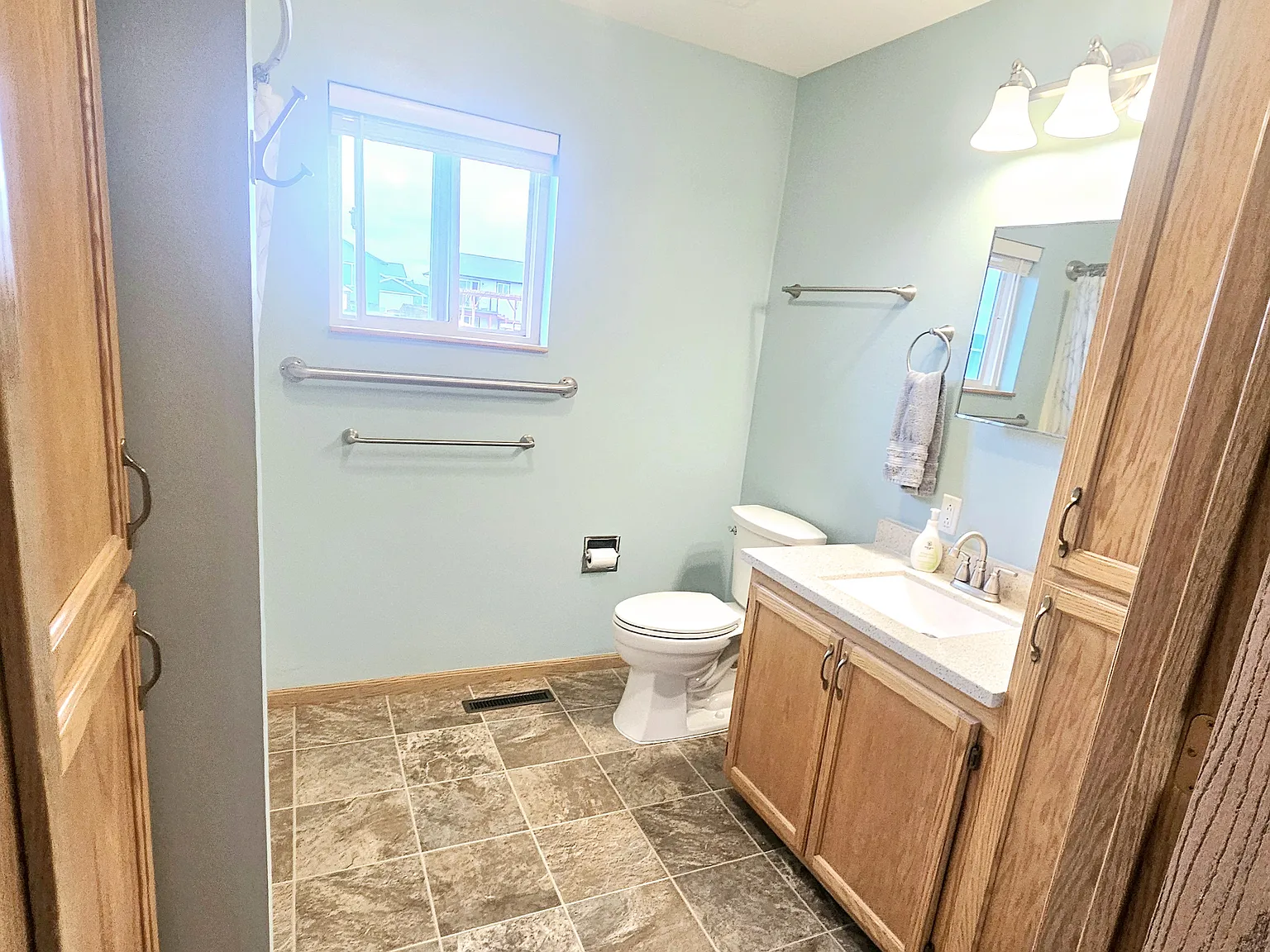 3 bed, 2016 sqft, $1,900 — Photo 4