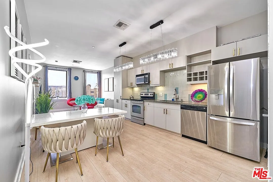 2 bed, 2.0 bath, 910 sqft, $3,000 — Photo 3