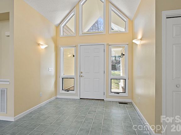 3rd image of 514 Cobblestone Ln