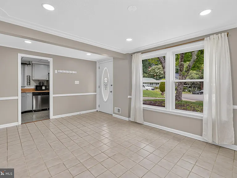 7027 Jefferson Ave — Photo 5