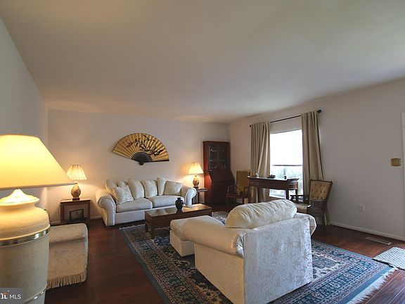 2nd image of 907 Faber Pl