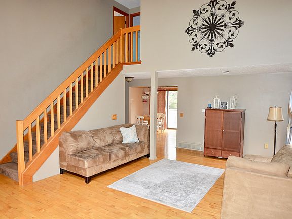 5th image of 25 Chiswick Dr