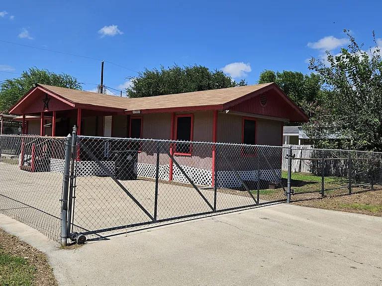 E Loop 19th St — Photo 15