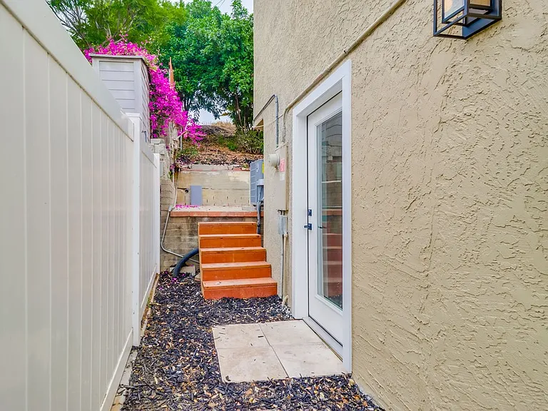 4138 Lois St #B — Photo 3
