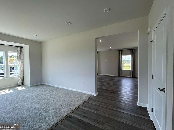 3rd image of 105 Marchmont Dr