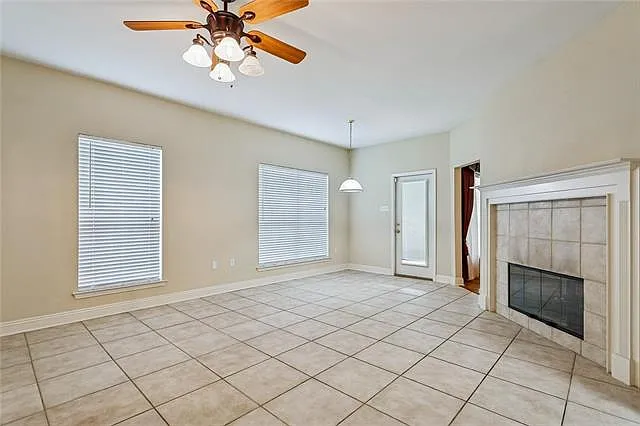 4 bed, 2.5 bath, 2430 sqft, $2,300 — Photo 4